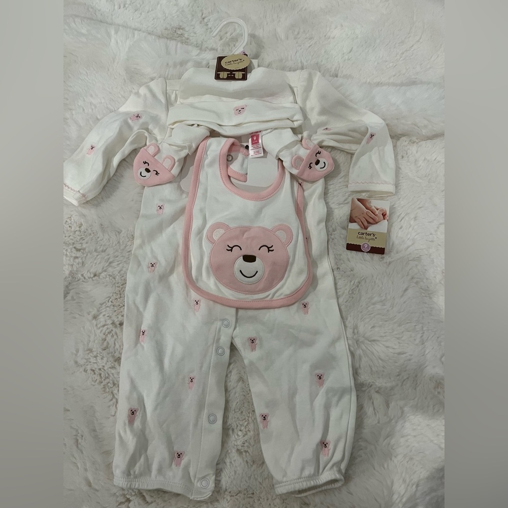 Adorable onesie comes with bib, shoes, hat, and onesie. Carter’s size 9 months.